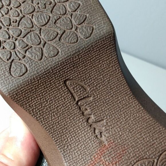 Clarks slides olive‎ green leather upper w/Brown soles - Picture 9 of 11